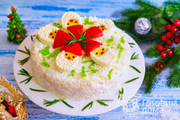 Новогодний Салат 2020 &quot;Дед Мороз и Компания&quot; с курицей и черносливом фото к рецепту 14