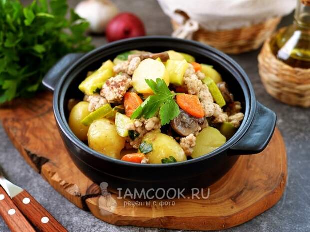 Тушеный молодой картофель с фаршем, кабачками и грибами, рецепт с фото