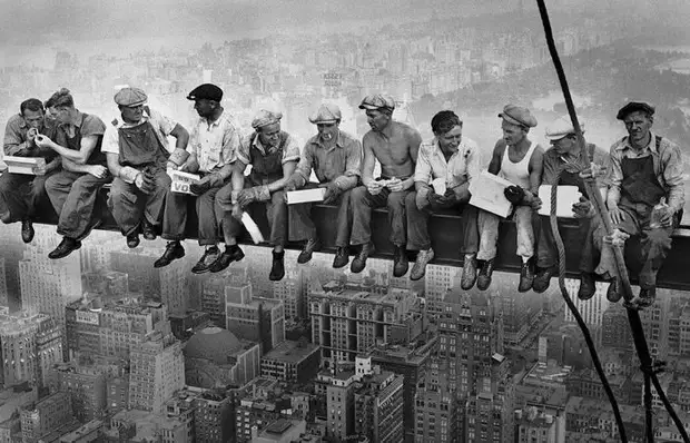 «Обед на небоскребе»: что в действительности делают рабочие на легендарной фотографии