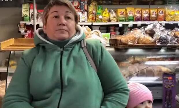 "Койко-место между мешков с картошкой": женщину с детьми прописали в продуктовом магазине