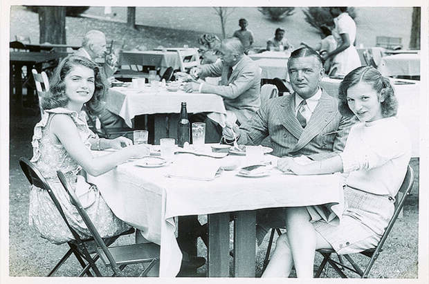 Жаклин Кеннеди с отцом Джоном Бувье и малдшей сестрой Лу