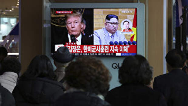 Трансляция новостей про будущую встречу президента США Дональда Трампа и лидера КНДР Ким Чен Ына. Архивное фото