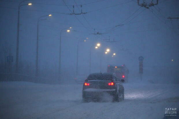 Татарстанцев призывают отказаться от поездок на личных авто в снегопад