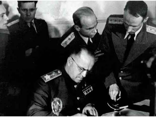 Украсть Победу: Почему французы и немцы освободителями называют американцев