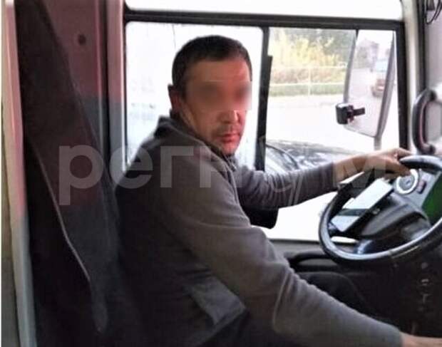 В Подмосковье пассажиры засняли водителя автобуса, гладившего школьницу по ноге