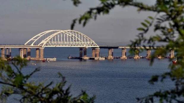 На Крымском мосту перекрыли движение