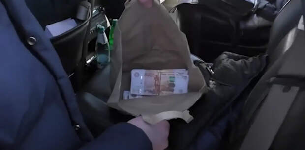 Жителя Кузбасса задержали с 5,5 млн.руб в машине: он был посредником взятки