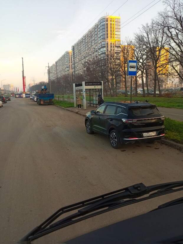 И сегодня та же машина мешает подъезжать автобусам