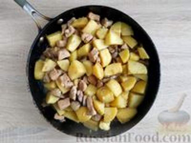 Фото приготовления рецепта: Тушёная картошка с мясом, грибами и сметаной - шаг №12