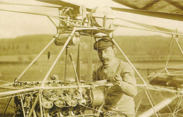 Поль Корню за штурвалом вертолета собственной конструкции, 1907 год. | Фото: commons.wikimedia.org.