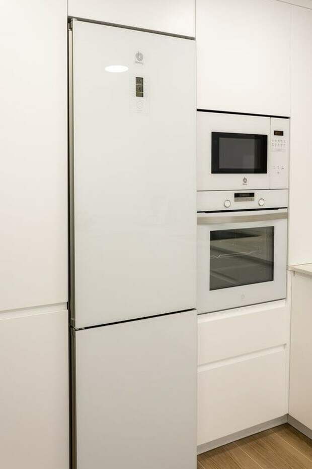Белый холодильник в белой кухне. Источник: Pinterest. Соответствие моделям Первой мебельной: ДЖОЙ