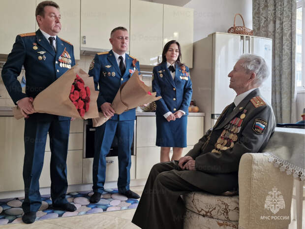Сотрудники МЧС России поздравили с Днем Победы ветеранов Великой Отечественной войны