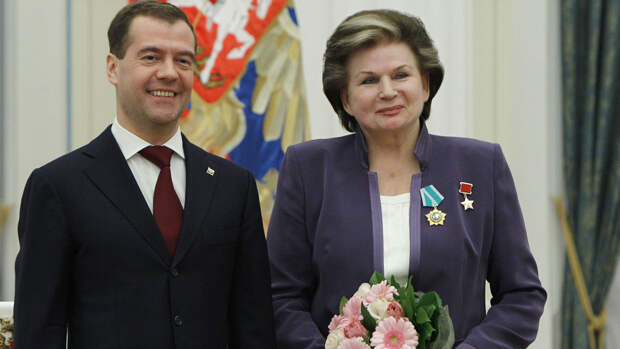 Президент РФ Дмитрий Медведев и Валентина Терешкова, награжденная Орденом Дружбы. Кремль. 2011 год