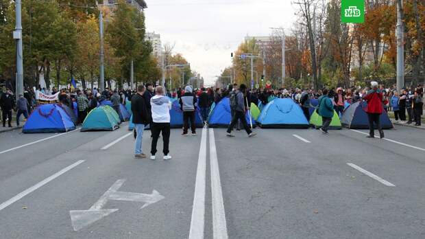 Митингующие заблокировали движение транспорта по главной улице Кишинёва