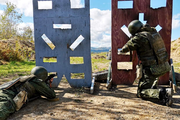 Военнослужащие армейского корпуса ВВО совершенствовали навыки скоростной стрельбы на Сахалине