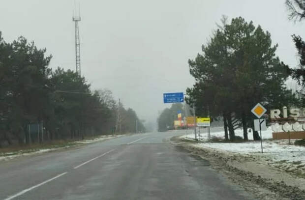 Дорожники вышли на трассы: рассыпано почти 500 тонн соли