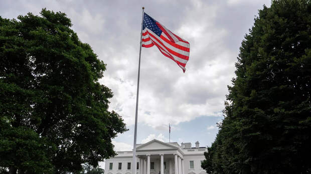 Американский флаг перед Белым домом в Вашингтоне - РИА Новости, 1920, 02.10.2025