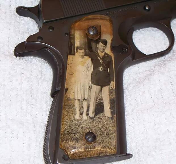 Во время Второй мировой солдаты мастерили рукоятки пистолетов с фото родных