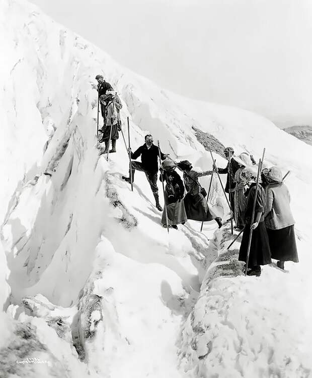 Туристы на леднике Парадайс в Вашингтоне, приблизительно 1911-1920 годы интересно, исторические кадры, исторические фото, история, ретро фото, старые фото, фото