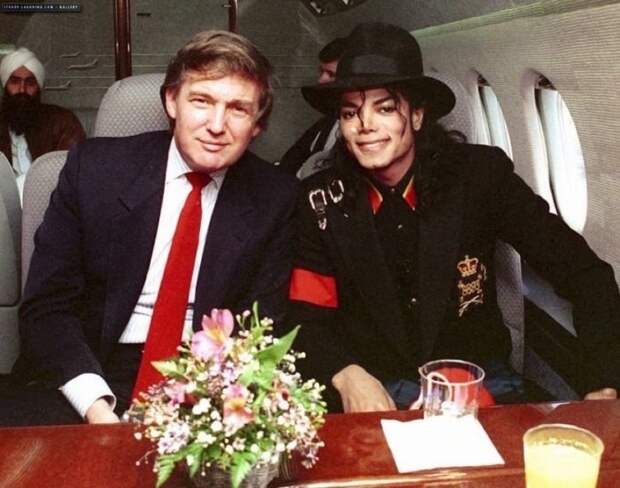 Дональд Трамп и Майкл Джексон на борту самолета, США, 1990 год известные, люди, фото