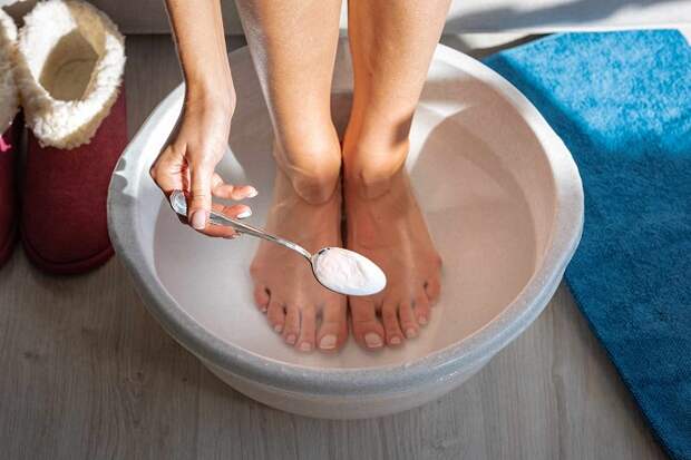 В ванночку для ног нужно добавить соль и перекись водорода. / Фото: stroiteh-msk.ru В ванночку для ног нужно добавить соль и перекись водорода. / Фото: stroiteh-msk.ru