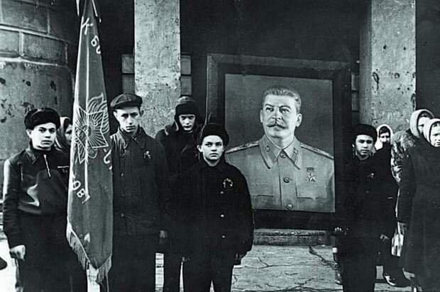 proshhanie-Stalin-pionery.jpeg