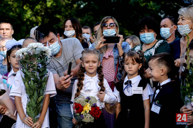 День знаний на социальной дистанции: торжественные линейки прошли в Симферополе