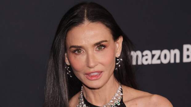 Актриса Деми Мур вышла в свет в полупрозрачном платье