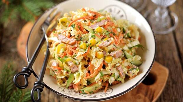 Вместо надоевшего оливье на праздничный стол: готовлю салат с копченым мясом, блинчиками и корейской морковью за 15 минут