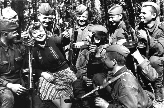 Зоя Фёдорова с бойцами Красной Армии, 1943 год. <br>