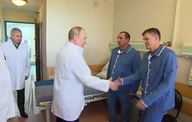 «Папой гордиться будет!» Путин посетил раненых на Украине военных