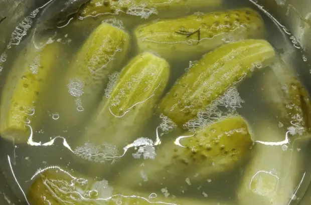 Затем залитые кипятком огурцы оставляют на ночь / Фото: vpuzo.com Затем залитые кипятком огурцы оставляют на ночь / Фото: vpuzo.com