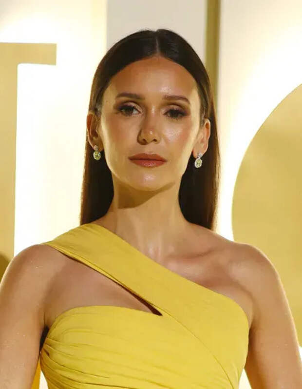 Нина Добрев