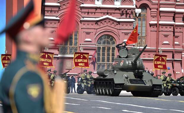 Организаторы парада Победы запретили вейпы, флаги и шары