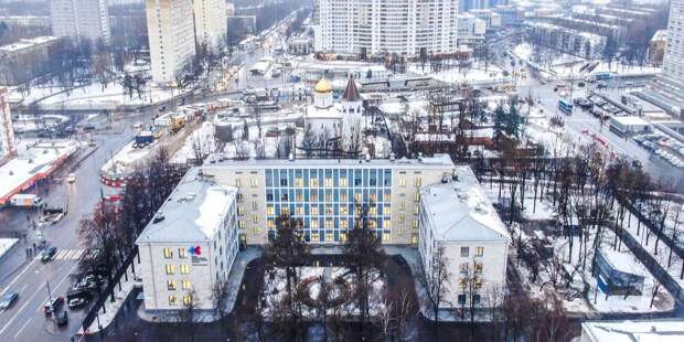 В Зюзине мэр Москвы Сергей Собянин и министр здравоохранения России Михаил Мурашко открыли здание центра амбулаторной онкологической помощи Московского многопрофильного клинического центра (ММКЦ) «Коммунарка». Пациенты уже могут записываться на приём к врачу – первые консультации специалисты проведут 26 декабря. «Каждый год около 50 тысяч москвичей встают в канцер-регистр, фиксируются вновь выявленные заболевания. И конечно, здесь чрезвычайно важно выстроить понятную, четкую систему, охватывающую все этапы — от подозрений заболевания до диагностики, лечения и последующего наблюдения пациента. Ни один человек не должен быть потерян, не должно быть упущено время для лечения. И конечно, качество его должно быть максимально высоким», – сказал Собянин.