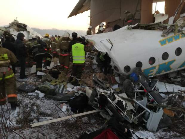 Самолет с 95 пассажирами на борту потерпел крушение в Казахстане