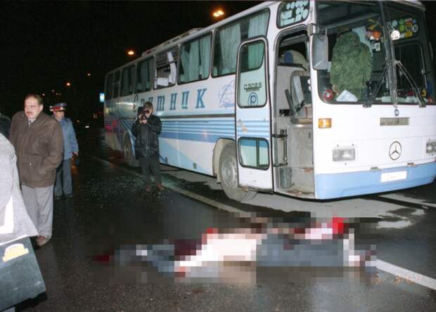 На фото: операция по освобождению южнокорейских заложников, удерживаемых в автобусе, закончилась уничтожением террориста, 1995 год.