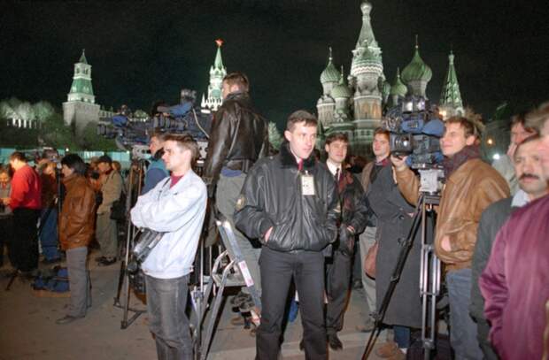 На фото: журналисты следили за событиями на Васильевском спуске до самого конца. В ходе операции по освобождению южнокорейских заложников, захваченных террористом в автобусе на Васильевском спуске, террорист был убит. Никто из заложников и группы захвата "Альфа" не пострадал, хотя террорист успел произвести несколько выстрелов, 1995 год.