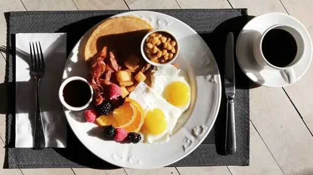 Без завтрака не обойтись: диетолог предупредил о рисках пренебрежения утренним приемом пищи