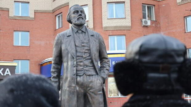 Памятник Достоевскому в Барнауле / Фото: Екатерина Смолихина / amic.ru