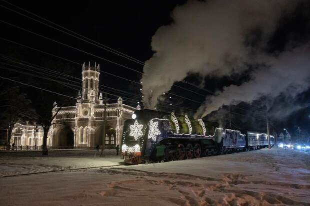 Поезд Деда Мороза в Новом Петергофе за день посетили более 21 тысячи человек