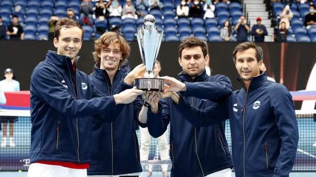 Сборная России с трофеем ATP Cup-2021