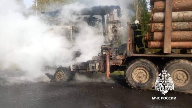 На трассе в Тверской области загорелся лесовоз