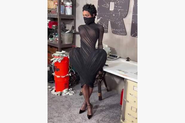 Наряд актрисы на премьере фильма высмеяли в сети фразой «подгузник полон»