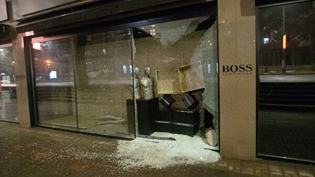 Витрина магазина Hugo Boss, разбитая в ходе уличных беспорядков в Алма-Ате Витрина магазина Hugo Boss, разбитая в ходе уличных беспорядков в Алма-Ате