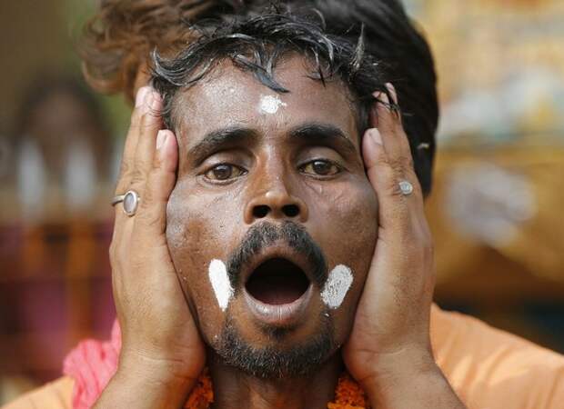 A Hindu devotee prepares to get his cheeks pierced during Sheetla Mata, a religious festival in Jammu July 18, 2010. Hundreds of Hindu devotees took part in Sheetla Mata, a day-long festival that was celebrated in Jammu on Sunday. REUTERS/Mukesh Gupta (INDIAN-ADMINISTERED KASHMIR - Tags: SOCIETY RELIGION)