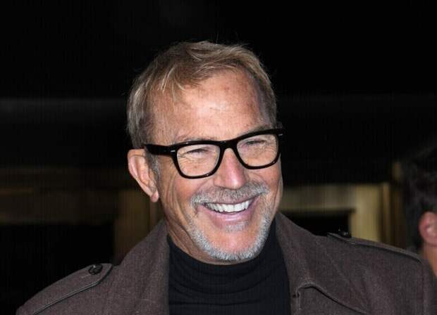 Кевин Костнер вышел на прогулку со своей новой 46-летней любовью