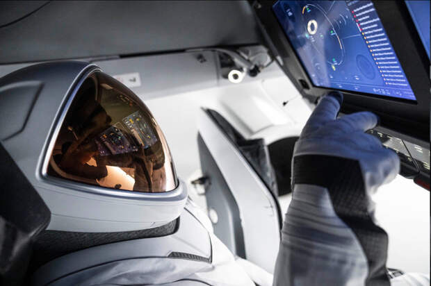 SpaceX представили скафандр для выхода туристов в открытый космос