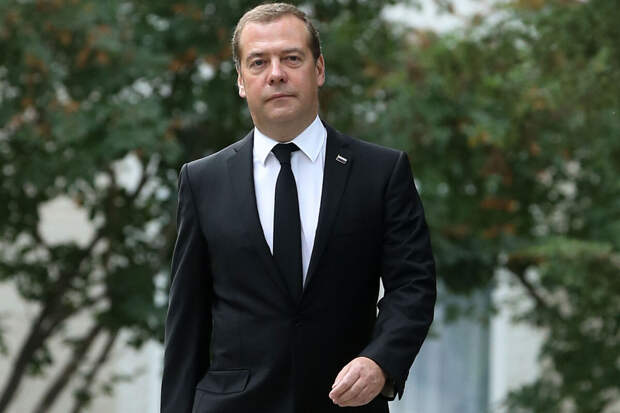 Медведев допустил, что сообщения о С5 имеют целью столкнуть Трампа с Европой