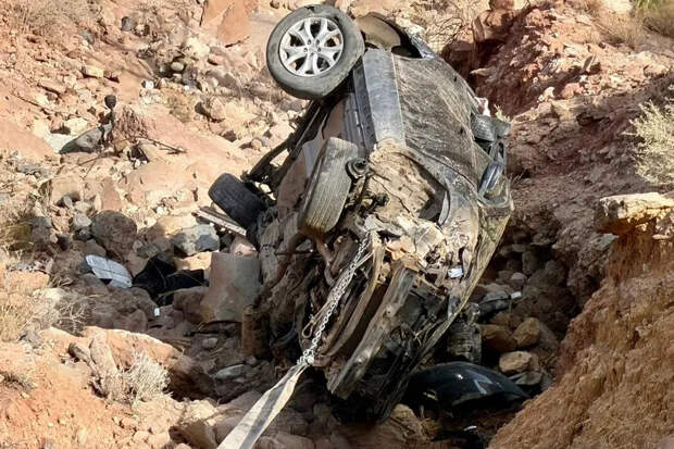 Мужчина упал на машине в каньон с 61-метровой высоты и сам добрался до помощи